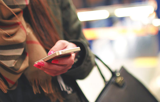 时尚人物女人手手机