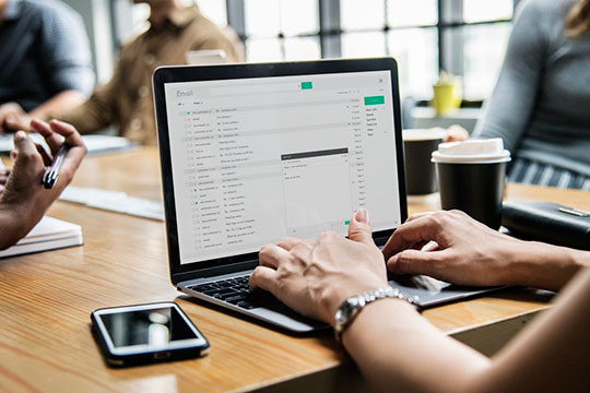 email-pemasaran-kerja-kantor-meja