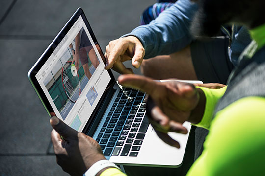 laptop-website-design-dezvoltare-plan-echipă-de-lucru