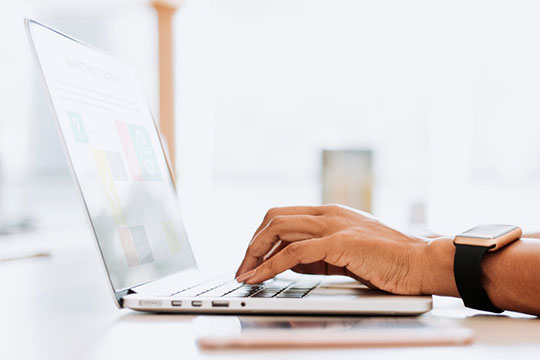 typ-urządzenie-treść-pracy-seo-marketing