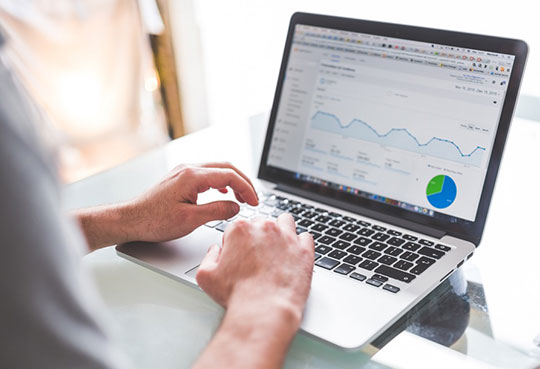แผนภูมิธุรกิจ-desk-google-analytics-laptop-marketing-office-stats-work