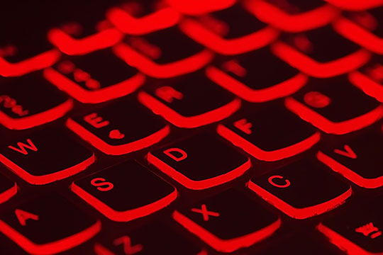 teclado-laptop-vermelho-cópia-hacking-dados-da-segurança-cibernética