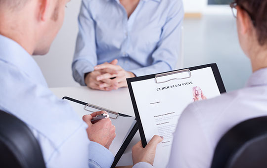 empregado-emprego-entrevista-emprego-carreira-currículo