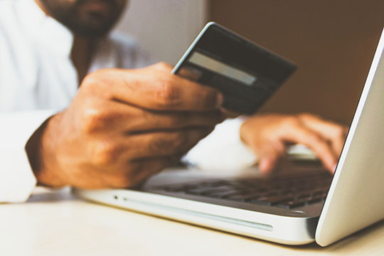 computer-laptop-vendere-vendita-sconto-pagamento-online-e-commerce-shopping