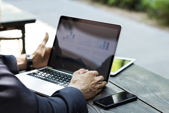 أعمال-اتصالات-إنترنت-كمبيوتر محمول-اجتماع-عبر الإنترنت-خطة-عمل