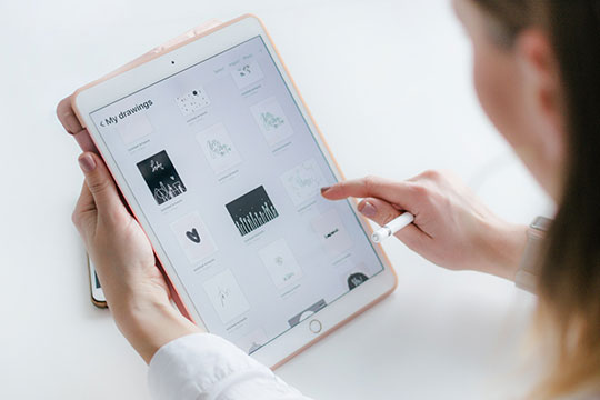 web-app-vs-cloud-app-Business-Design-Dispositivo-Ipad-Tablet