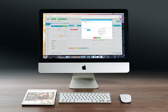web-app-vs-cloud-app-apple-imac-ipad-lavoro-freelancer-computer-business-technology-desk
