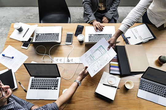 diseño-web-desarrollo-equipo-trabajo-oficina-plan