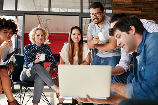 equipo-trabajo-reunión-conferencia-estrategia-oficina-software-desarrollo-proyecto-roles-responsabilidades