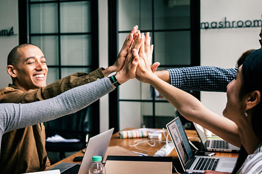 equipo-trabajo-negocio-reunión-trato-colaboración-software-desarrollo-proyecto-roles-responsabilidades