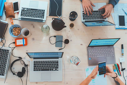 辦公桌工作團隊會議討論協作