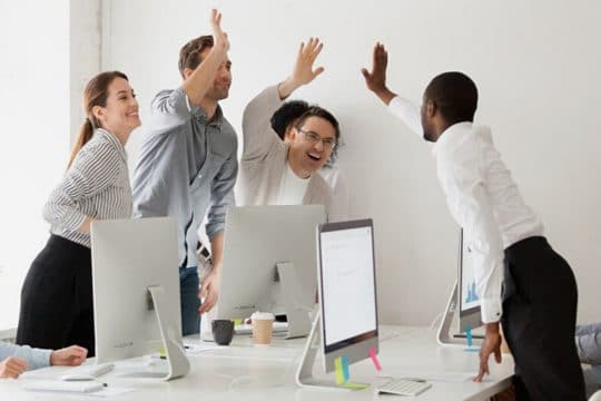 اجتماع-عمل-مكتب-فريق عمل-مؤتمر-احتفال-نجاح-تطوير البرمجيات