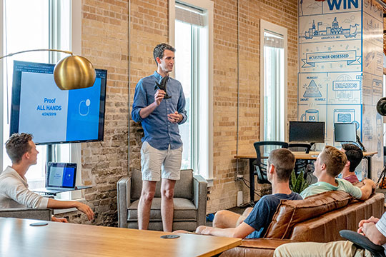 การนำเสนอธุรกิจ การประชุมทีม การประชุม การอภิปราย สำนักงาน สถานที่ทำงาน การยศาสตร์