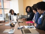 สำนักงาน-องค์กร-คณะกรรมการ-ประชุม-ทีม-ทำงาน-อภิปราย