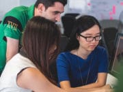 Desarrollador-Trabajo-Oficina-Computadora-Móvil-Discusión-Equipo