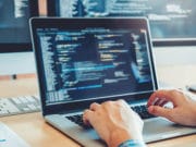 portátil-trabajo-escritorio-oficina-programación-código-desarrollador