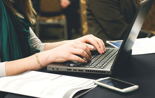 dattilografia-scrittura-scrivania-laptop-ufficio-business