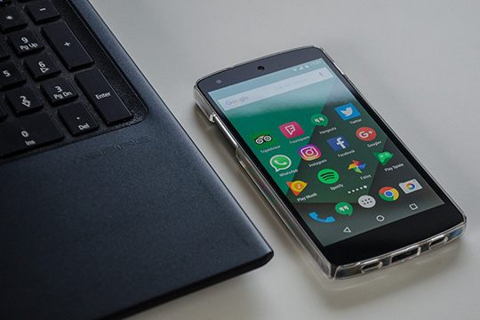 smartphone-mobile-app-social-media-internet-desk-lavoro