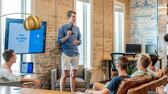 cel mai bun software-de-prezentare-video-windows-mac-întâlnire-echipă-de-afaceri-birou-conferință-discuție