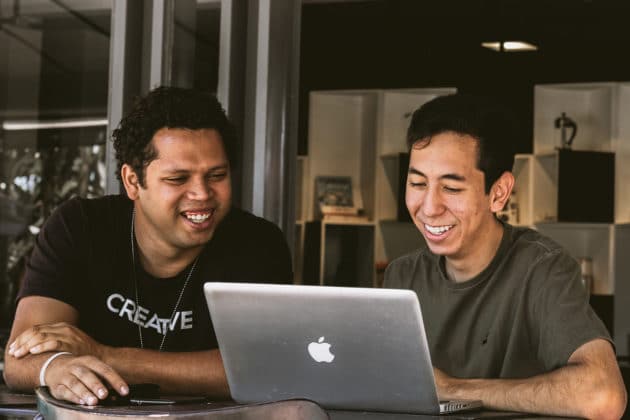 biuro-praca-zespół-programista-projektant-komputer-biurko