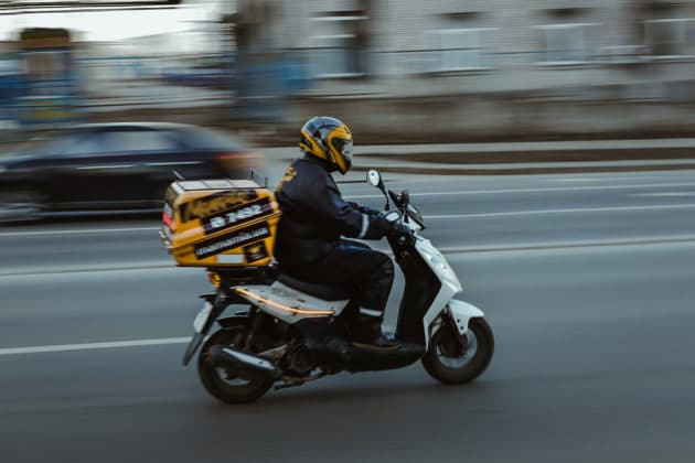 rozmycie ruchu na czas dostawy pojazd transportowy motocykl skuter