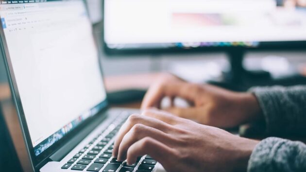 bilgisayar-dizüstü-yazılım-uygulama-çalışma masası-türü-sohbet-kalite-güvencesi