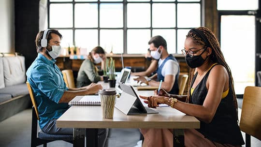 Comment une entreprise peut-elle identifier les risques liés à la confidentialité et à la sécurité des médias sociaux ?