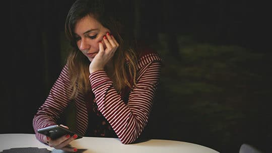 Comment un jeune peut-il identifier les risques pour la vie privée et la sécurité des médias sociaux ?