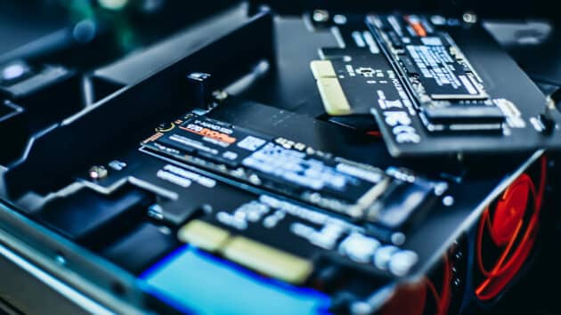 コンピュータ-ハードウェア-電子チップ-CPU-データ-SSD-ストレージ-ドライブ