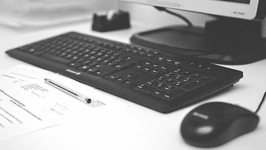 コンピューター-オフィス-仕事-キーボード-マウス-ドキュメント-モニター-テクノロジー-PC