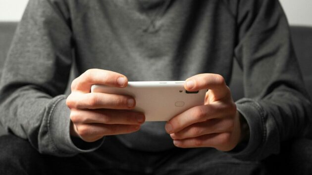 La dépendance aux jeux mobiles et le cerveau