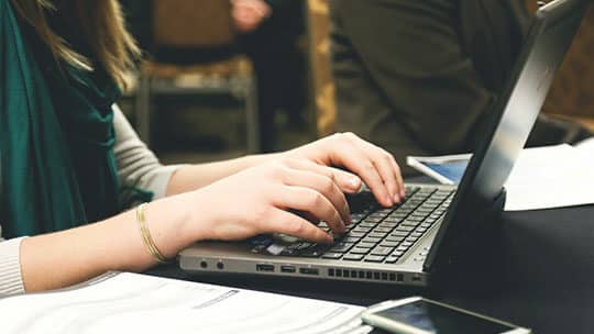 tastare-scriere-birou-laptop-birou-afaceri