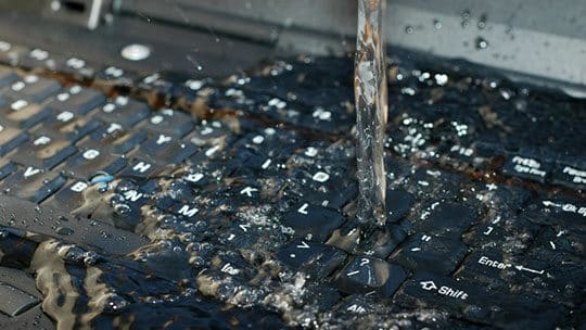 Cum să vă salvați laptopul de daune lichide atunci când vărsați pe el?