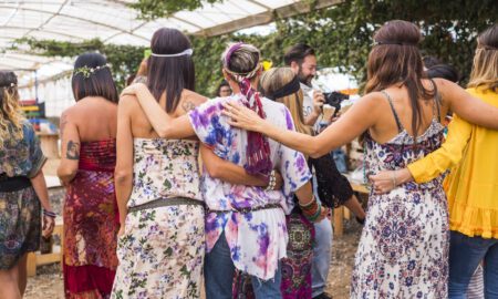 히피 옷: 전통을 거부하고 관습이 되다