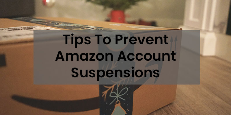 Caja de Amazon con cinta navideña en un piso de madera.