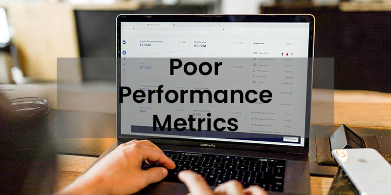 Un hombre escribiendo en una laptop