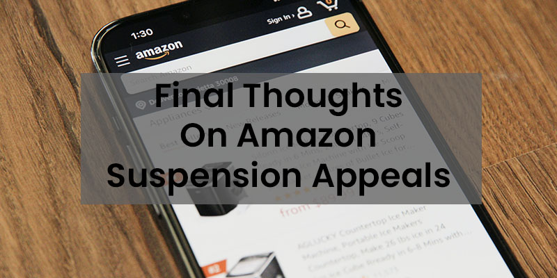 Aplicación de Amazon en un teléfono celular colocado sobre una mesa de madera