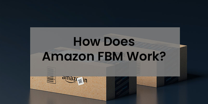 Dos pequeñas cajas de Amazon colocadas sobre una mesa negra