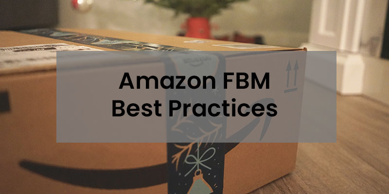 Una caja marrón de Amazon frente a un árbol de Navidad