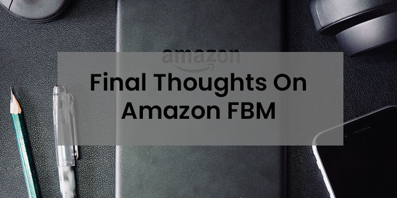 Libro negro con el logotipo de Black Amazon en una mesa negra.