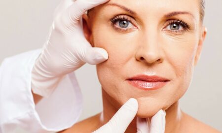 L'ultima routine di cura della pelle dell'esperto di benessere per il corpo e la mente per la pelle a tendenza acneica