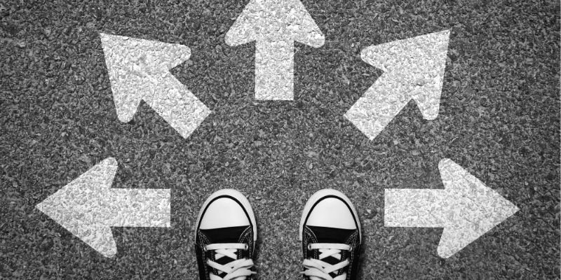 vista de arriba hacia abajo de zapatillas y flechas que apuntan en diferentes direcciones
