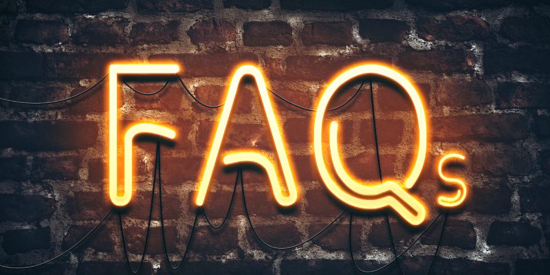 Señal de neón contra una pared de ladrillos