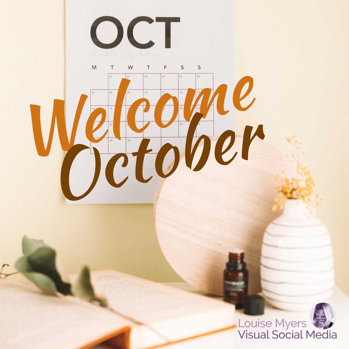 ปฏิทินเดือนตุลาคมแขวนบนผนังพร้อมสคริปต์ว่ายินดีต้อนรับเดือนตุลาคม