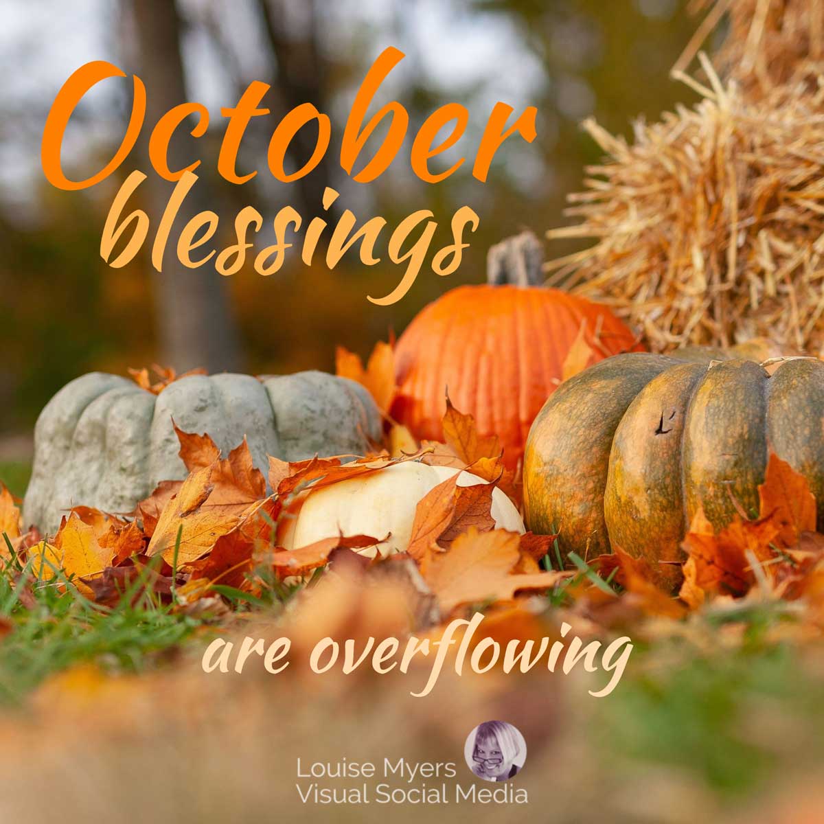 ฟักทองและก้อนหญ้าแห้งพร้อมข้อความพรเดือนตุลาคมล้น