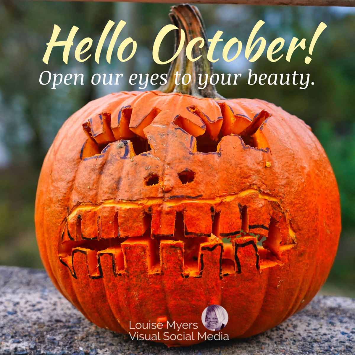 ฟักทองที่มีใบหน้าตลกและขนตาพูดว่า สวัสดีตุลาคม เปิดตาสู่ความงามของคุณ