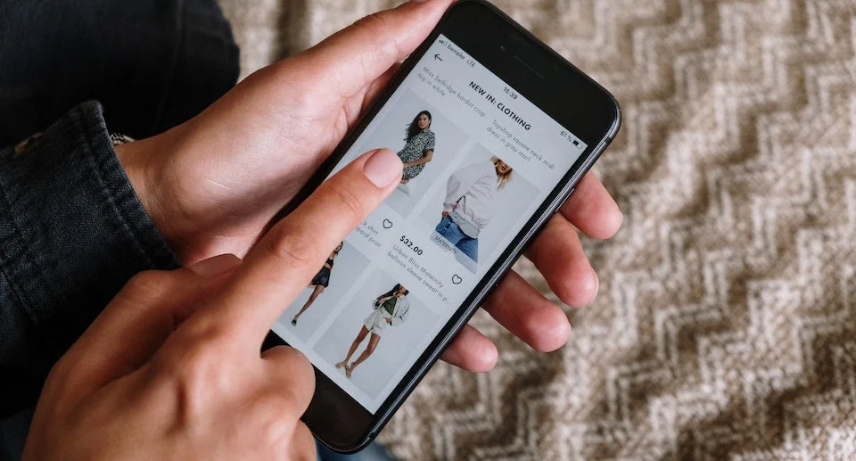 คนที่เลื่อนผ่านร้านบูติกอีคอมเมิร์ซแฟชั่น