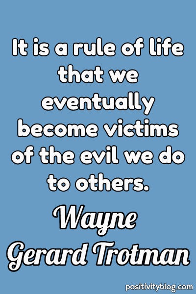 Un'immagine di una citazione sul karma e l'inganno.