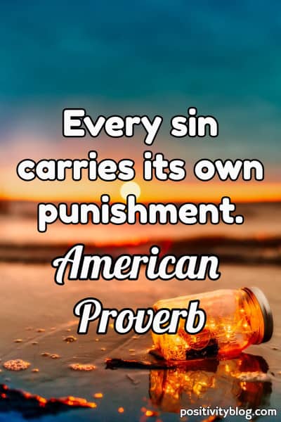 Un'immagine di una spiaggia di notte con una citazione sul karma e l'inganno.