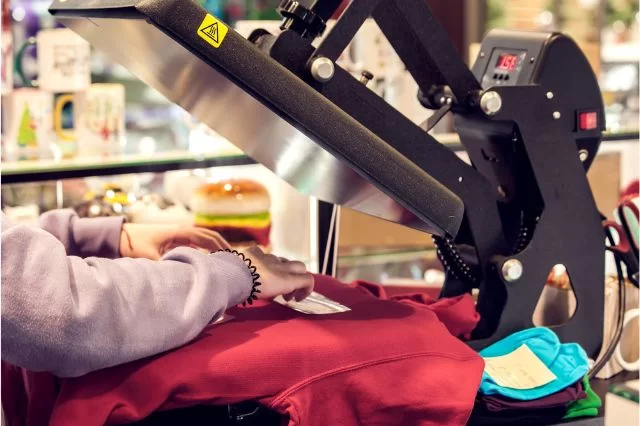 من الشعار إلى أسلوب الحياة: تسخير طباعة القمصان المخصصة لتسويق أعمال فعال